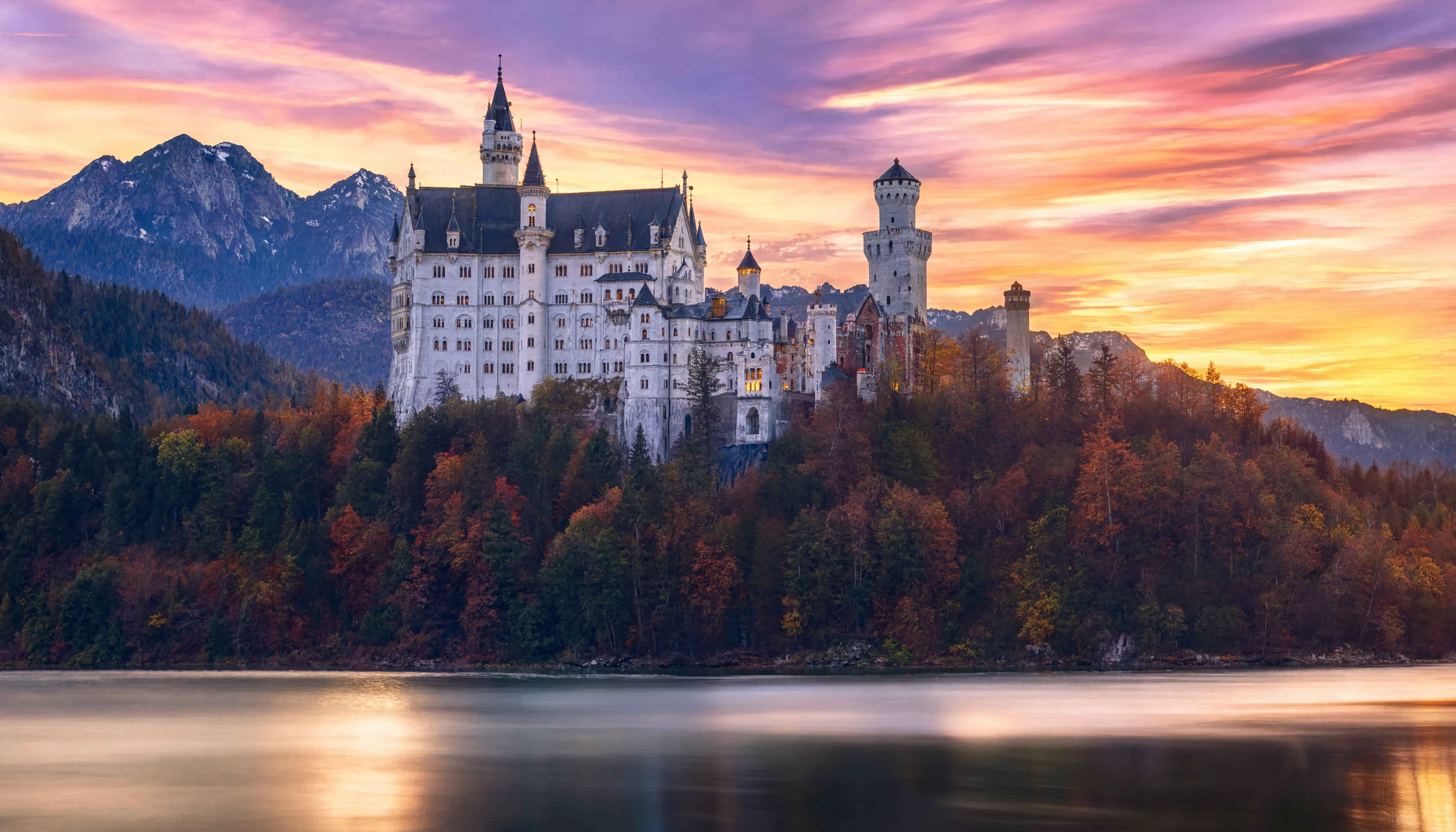 Schloss Neuschwanstein über dem Alpenvorland im goldenen Abendlicht